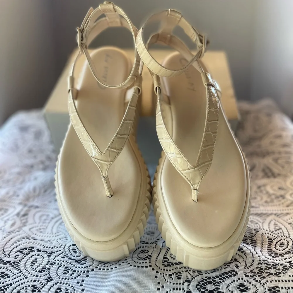 SALE Circus by Sam Edelman Women's Elana Platform
Sandal - Picture 2 of 7